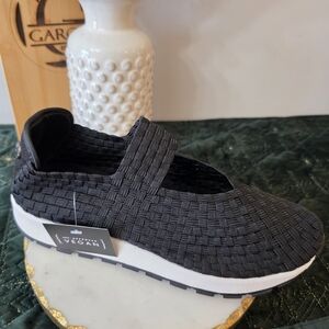 bernie mev. Women's Vixy Woven Sneaker in Black